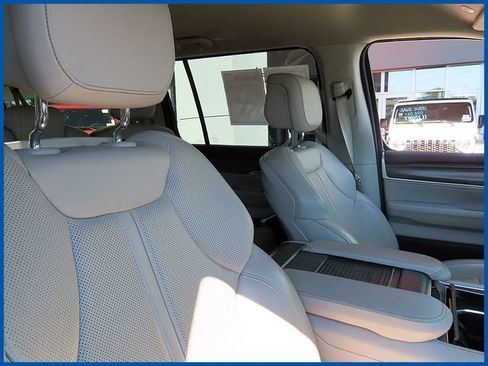 Used 2024 Jeep Wagoneer L Series II w/ Flexible Seating Group AWD/4WD image 9