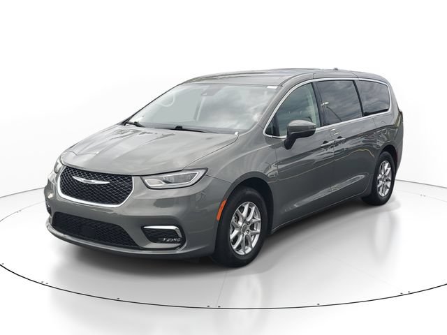 Used 2023 Chrysler Pacifica Touring-L FWD image 2