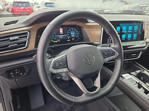 Used 2025 Volkswagen Atlas SE image 17