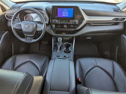 Used 2023 Toyota Highlander XLE image 14