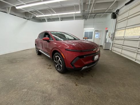 Used 2025 Chevrolet Equinox EV LT w/ Convenience Package image 8