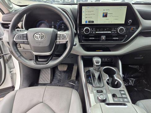 Used 2023 Toyota Highlander Limited image 16