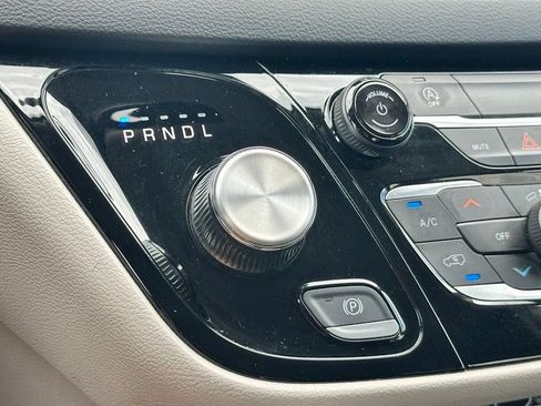 Used 2023 Chrysler Voyager LX FWD image 18
