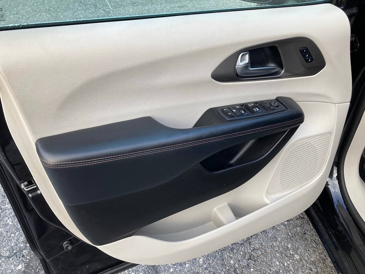 Used 2020 Chrysler Pacifica Touring-L FWD image 38