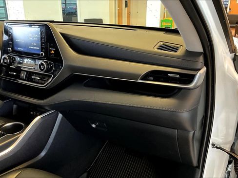 Used 2021 Toyota Highlander XLE image 19