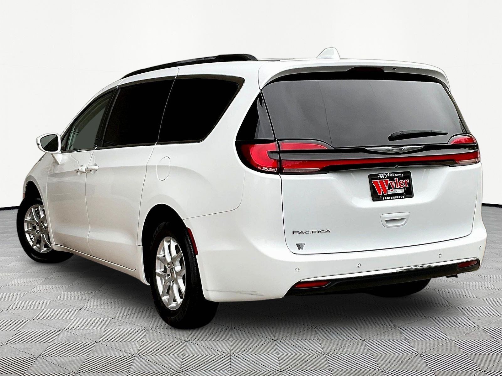 Used 2022 Chrysler Pacifica Touring-L FWD image 4
