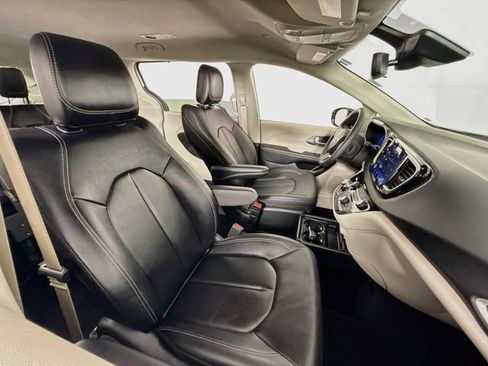 Used 2024 Chrysler Pacifica Touring-L FWD image 24