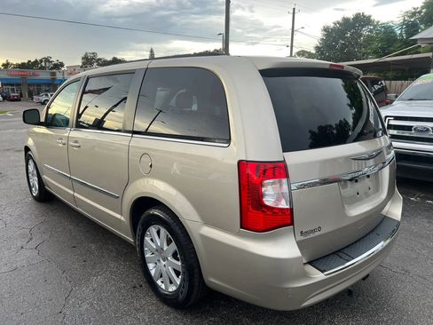 Used 2013 Chrysler Town & Country Touring FWD image 7