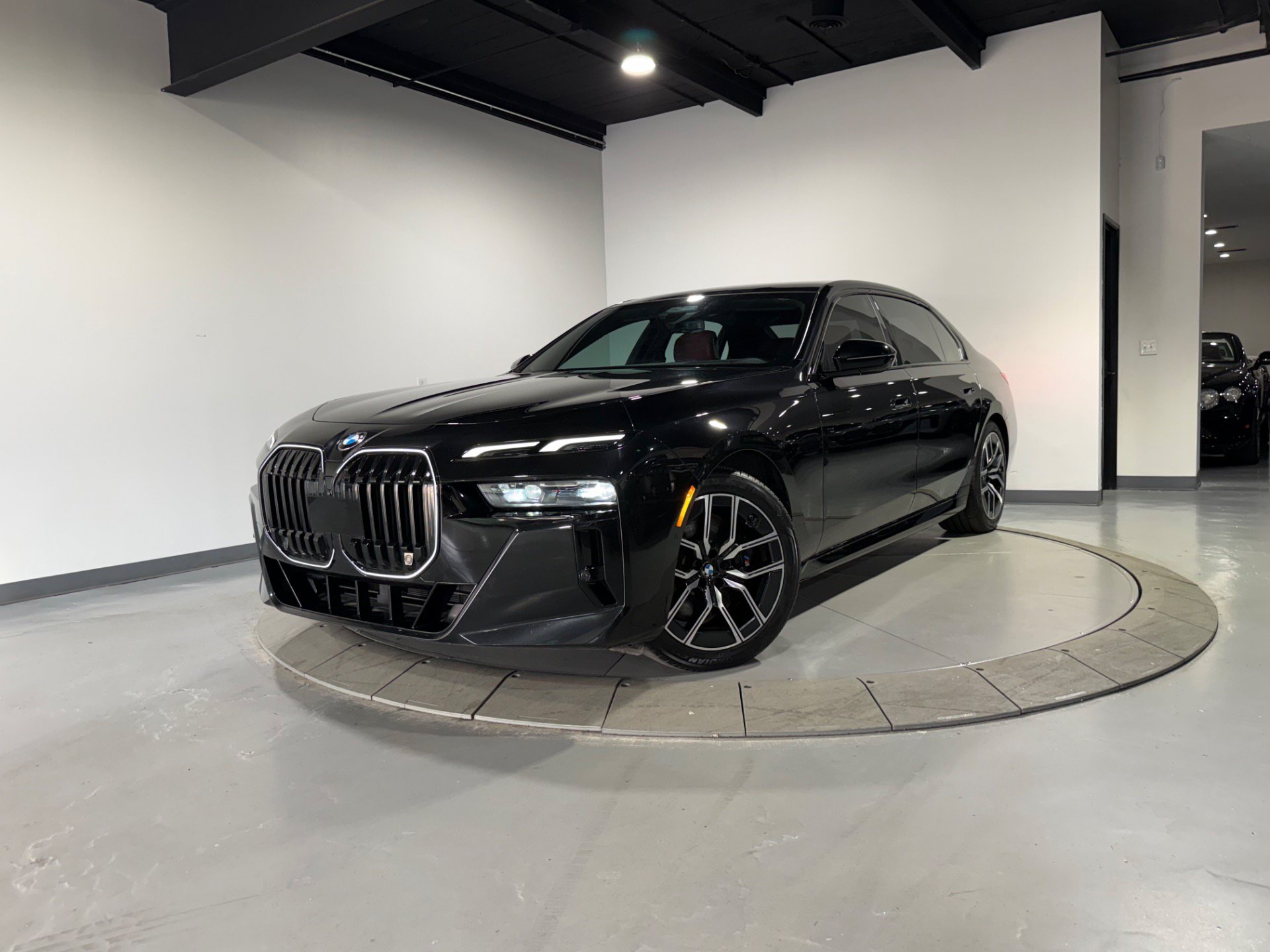 Used 2024 BMW 740i xDrive AWD/4WD image 2