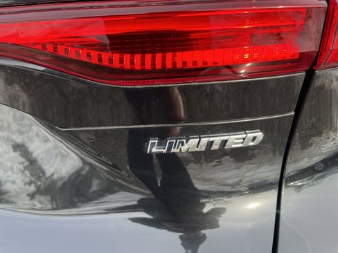 Used 2023 Toyota Venza Limited image 11