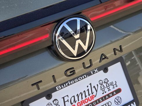 New 2026 Volkswagen Tiguan SE R-Line FWD image 8