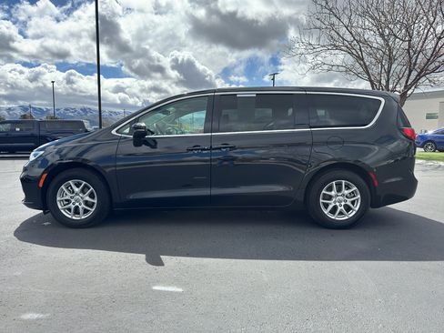 Used 2023 Chrysler Pacifica Touring-L FWD image 4