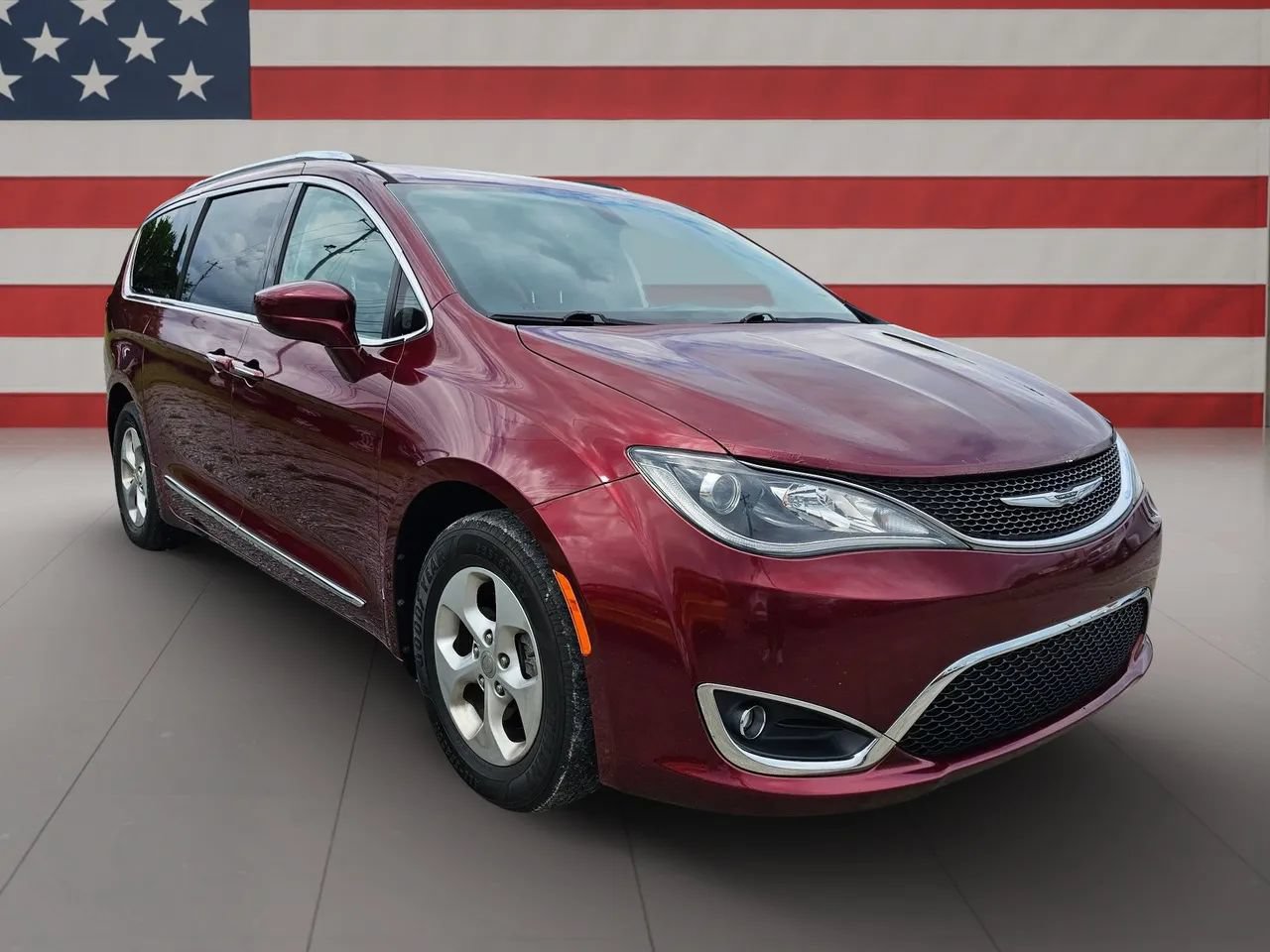 Used 2017 Chrysler Pacifica Touring-L Plus FWD image 2