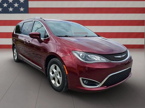 Used 2017 Chrysler Pacifica Touring-L Plus FWD image 2