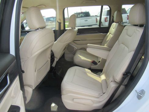 Used 2022 Jeep Grand Cherokee L Limited AWD/4WD image 16