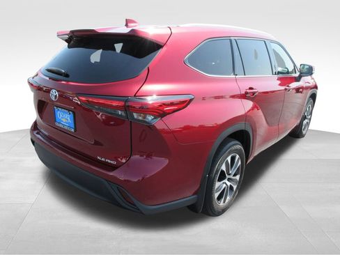 Used 2022 Toyota Highlander XLE AWD/4WD image 5