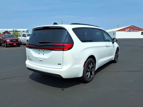 Used 2023 Chrysler Pacifica Touring-L w/ S Appearance Package AWD/4WD image 6