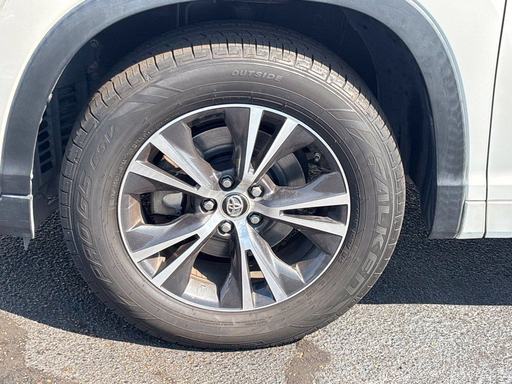 Used 2017 Toyota Highlander Plus FWD image 24