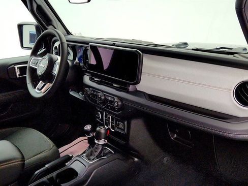 Used 2025 Jeep Wrangler Unlimited Sahara image 25