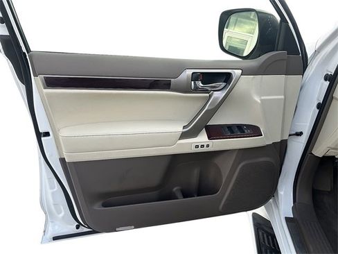 Used 2018 Lexus GX 460 image 16