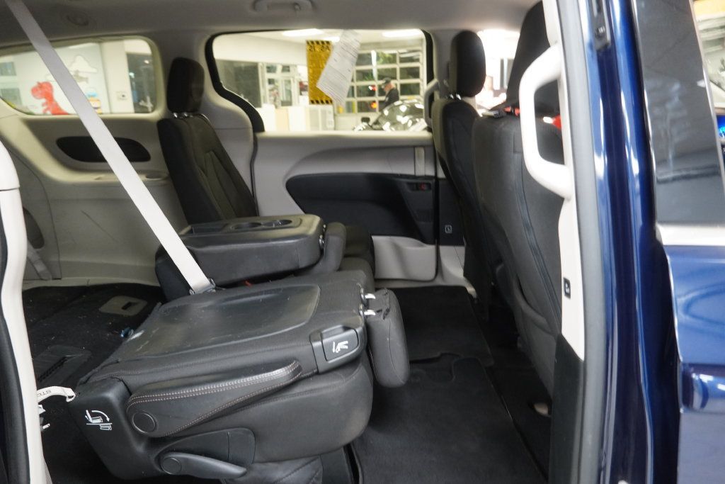 Used 2017 Chrysler Pacifica Touring FWD image 30