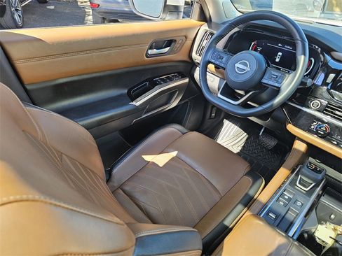 Used 2024 Nissan Pathfinder Platinum w/ Black Appearance Package image 28