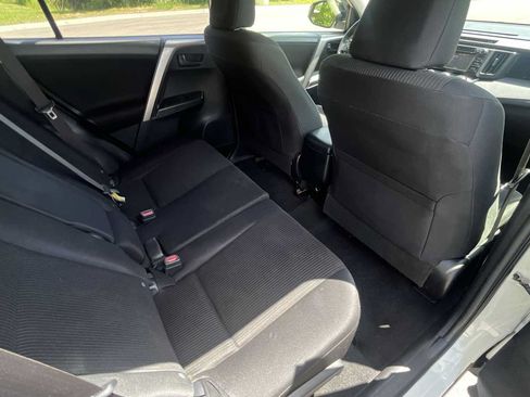 Used 2017 Toyota RAV4 LE AWD/4WD image 12