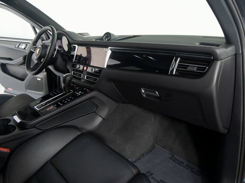 Certified 2026 Porsche Macan AWD/4WD image 34