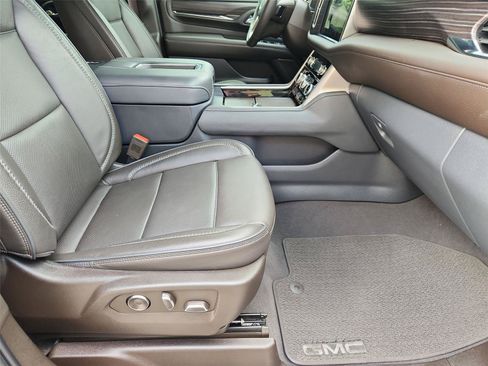 Used 2024 GMC Yukon Denali w/ Advanced Technology Package AWD/4WD image 29
