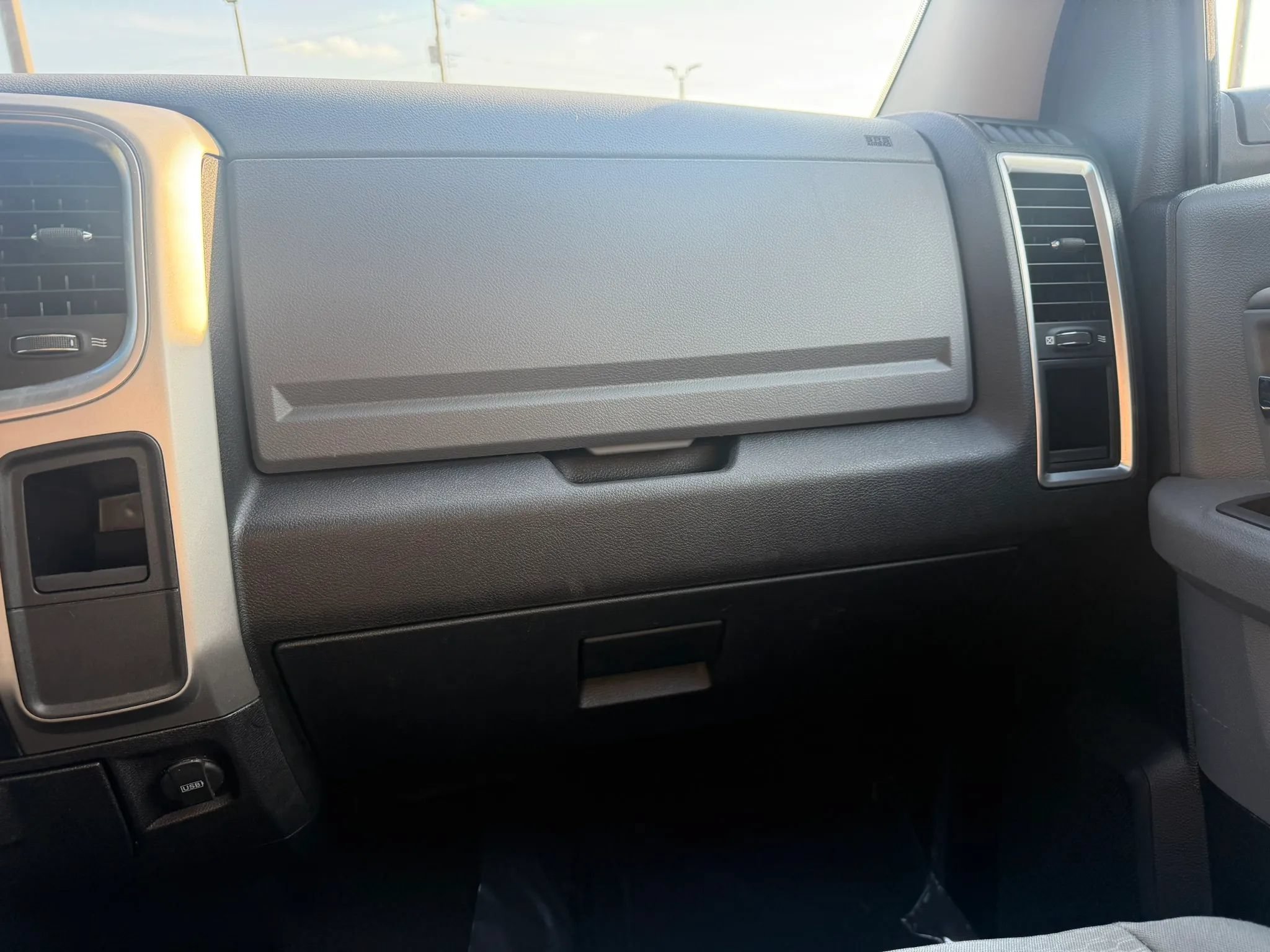 Used 2020 RAM 1500 Classic SLT AWD/4WD image 31