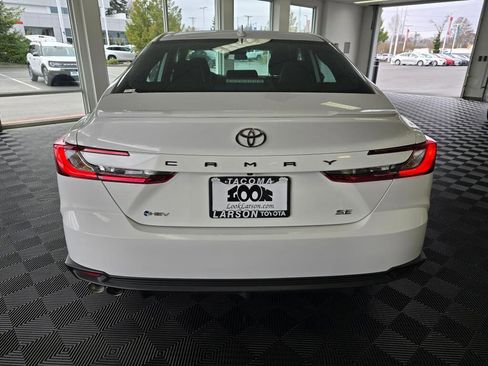 Used 2025 Toyota Camry SE image 4