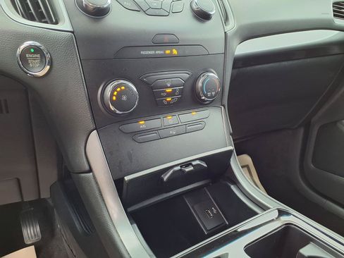 Used 2019 Ford Edge SE FWD image 6
