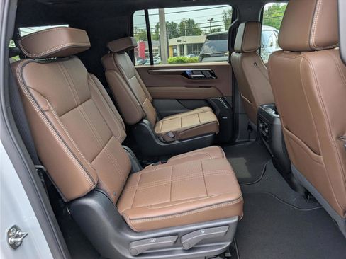 New 2026 Chevrolet Suburban High Country AWD/4WD image 9
