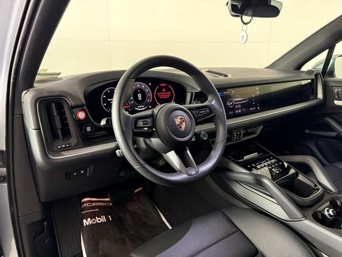 Certified 2025 Porsche Cayenne image 4