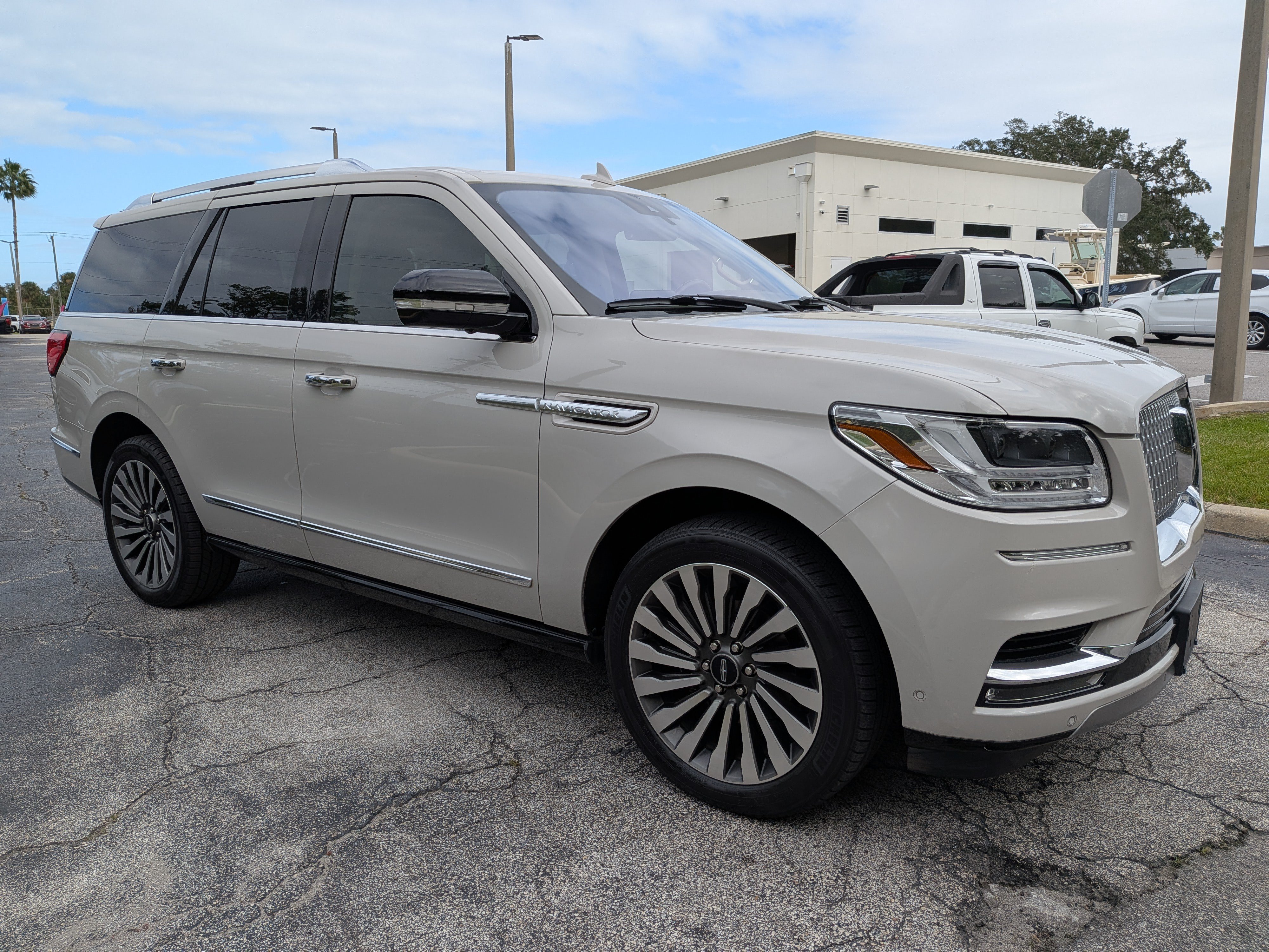 Used 2019 Lincoln Navigator Reserve AWD/4WD image 2