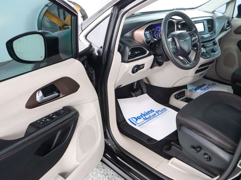 Used 2017 Chrysler Pacifica LX image 3