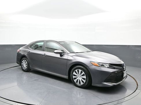 Certified 2019 Toyota Camry LE image 4