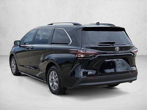 Used 2026 Toyota Sienna LE FWD image 8
