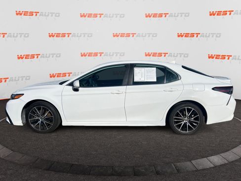 Used 2022 Toyota Camry SE image 2