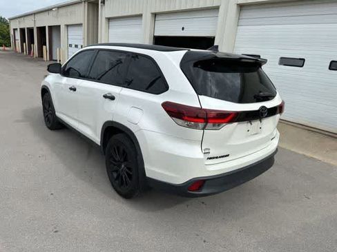 Used 2019 Toyota Highlander SE w/ Nightshade Edition AWD/4WD image 16