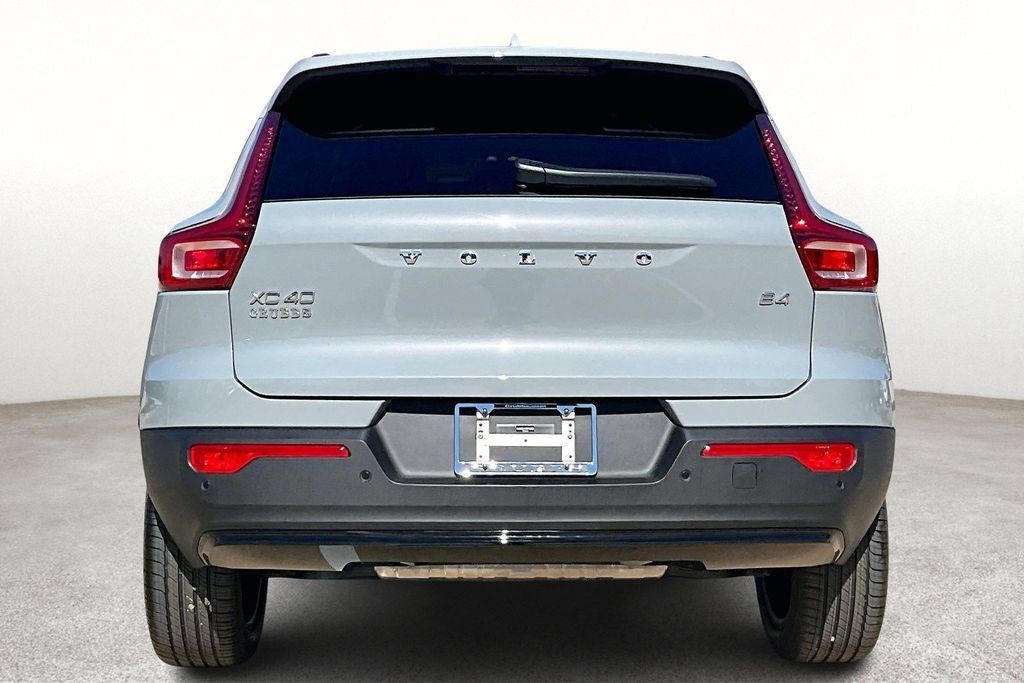 Used 2026 Volvo XC40 B4 Core FWD image 7