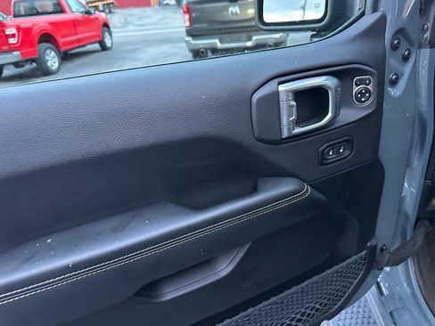 Used 2025 Jeep Wrangler Sahara image 9