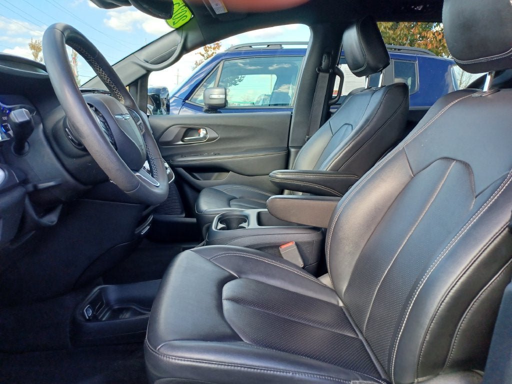 Used 2025 Chrysler Pacifica Select FWD image 5
