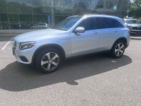 Used 2017 Mercedes-Benz GLC 300 4MATIC image 2