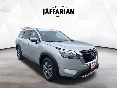 Used 2025 Nissan Pathfinder SL image 1