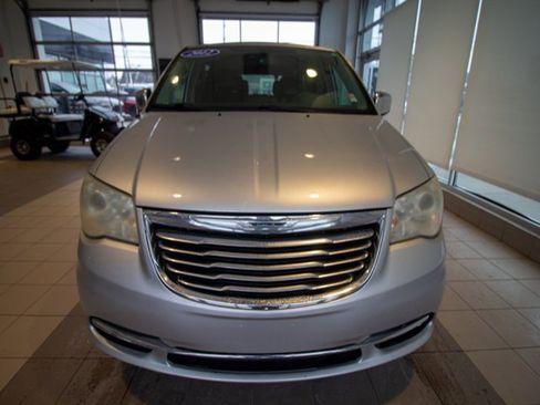 Used 2012 Chrysler Town & Country Limited image 3