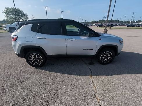 Used 2025 Jeep Compass Trailhawk AWD/4WD image 2