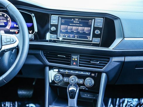 Used 2022 Volkswagen Jetta SE image 19