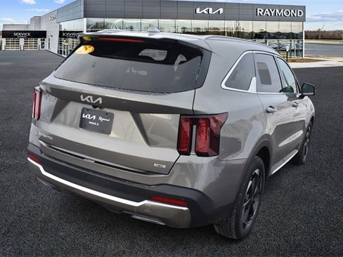 Certified 2025 Kia Sorento EX image 3