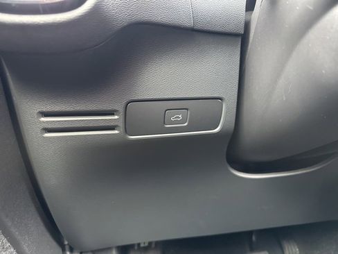 Certified 2024 Volvo XC40 B5 Core image 30